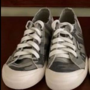 New without box - size 7 women’s Rocket Dog camo sneakers